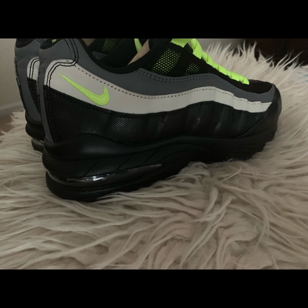 Kids Nike AirMax size 5.5Y with box barely worn!